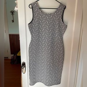 Women’s geometric pattern dress. Size Lrg